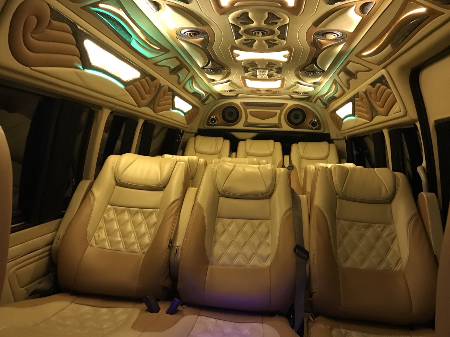 Bảng giá dịch vụ thuê xe 7-10-13 chỗ